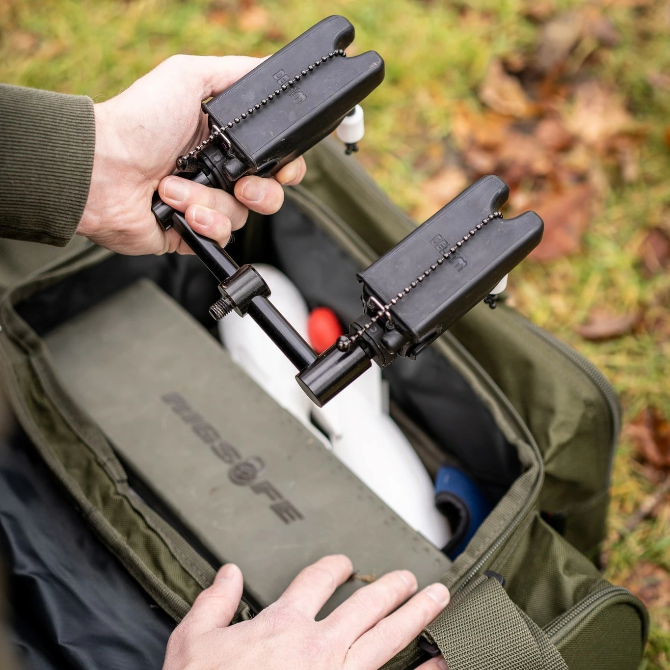 Daiwa Black Widow Compact Tackle Bag 5 Daiwa Black Widow Compact Tackle Bag - Image 3