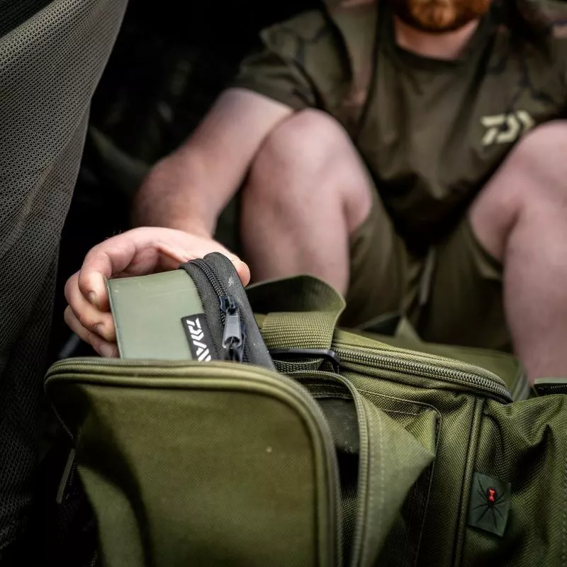 Daiwa Black Widow Compact Tackle Bag 8 Daiwa Black Widow Compact Tackle Bag - Image 6