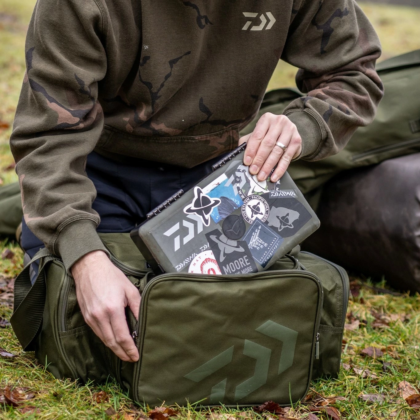 Daiwa Black Widow Compact Tackle Bag 6 Daiwa Black Widow Compact Tackle Bag - Image 4