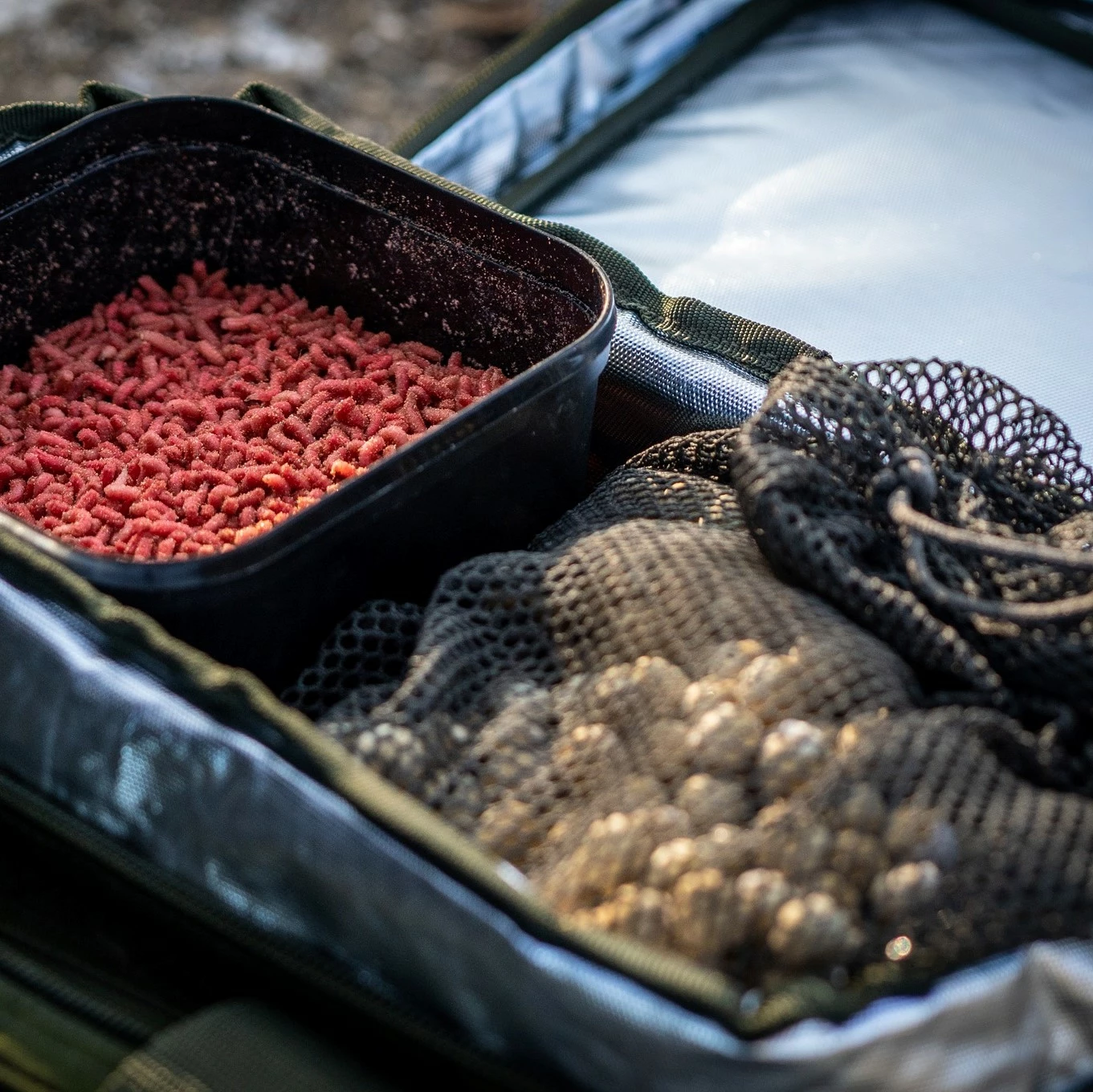 Daiwa Black Widow Large Cool Bait Bag 10 Daiwa Black Widow Large Cool Bait Bag - Image 8